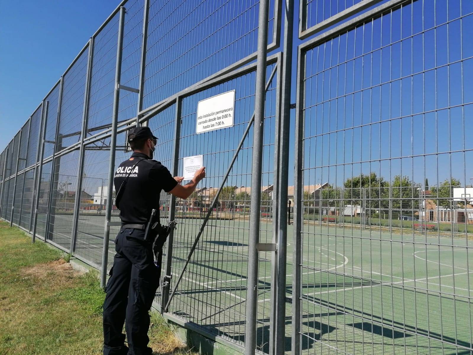 Policía Local colocando cartel con aviso de cierre de las pistas.