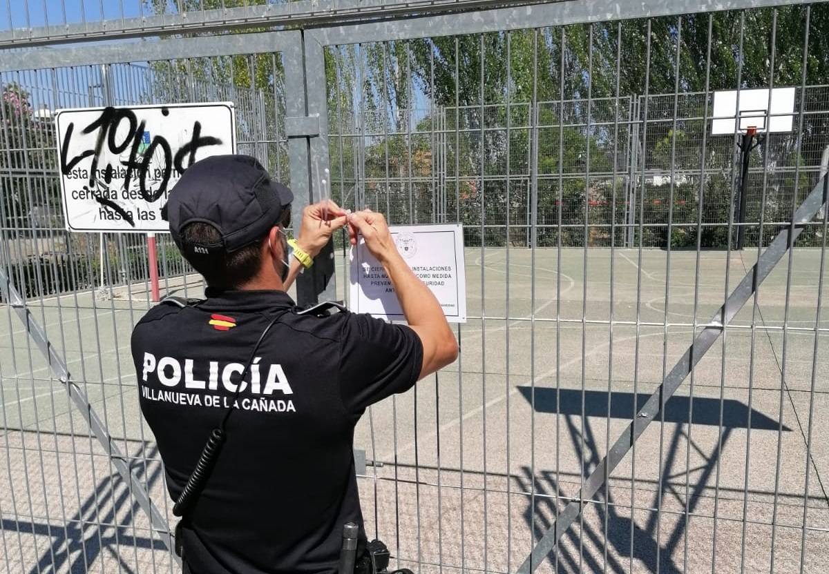 Policía Local colocando cartel con aviso de cierre de las pistas.