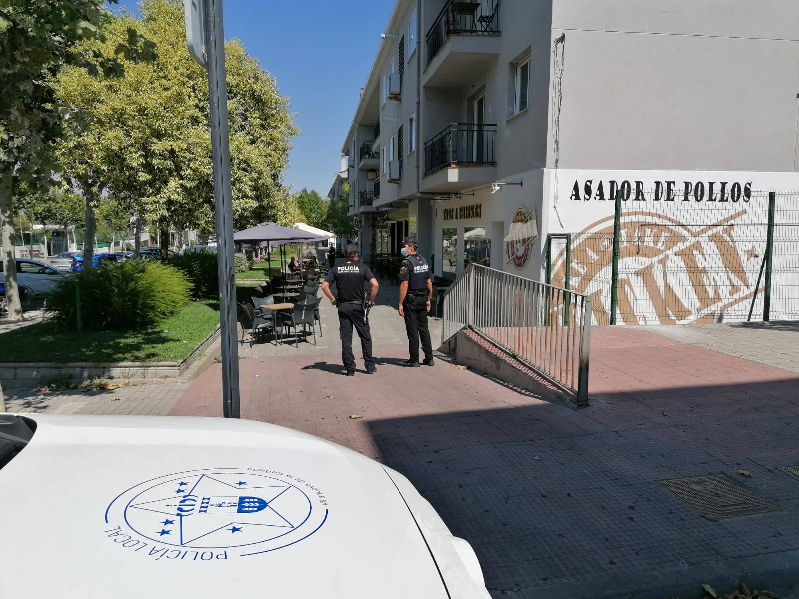 Agentes de Policía Local vigilando en una zona de terrazas.