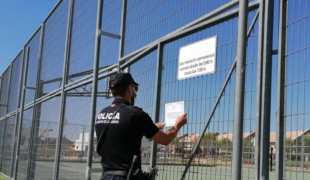 Policía Local colocando cartel con aviso de cierre de las pistas.