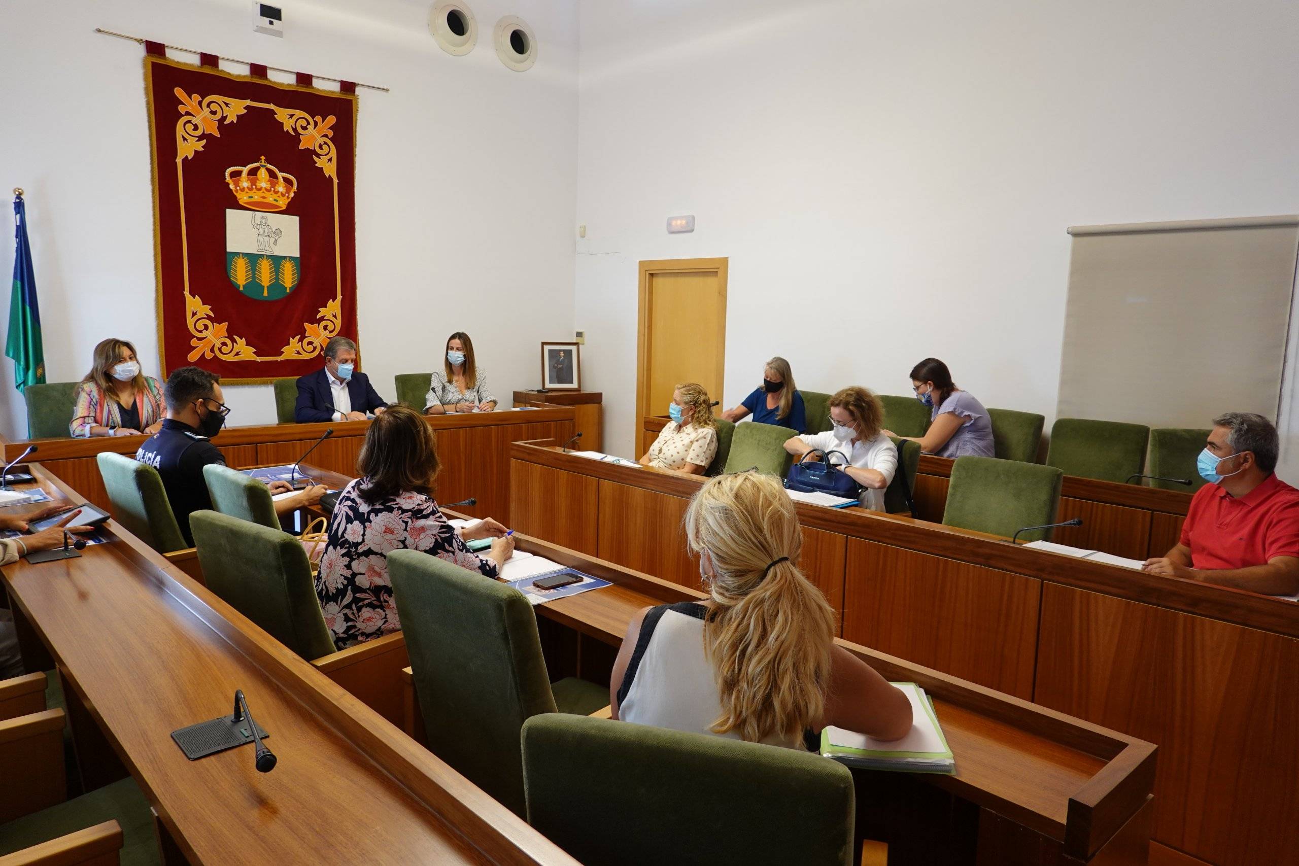 Autoridades juntos a los responsables de centros educativos.