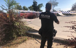 Agente de Policía Local precintando el skatepark.