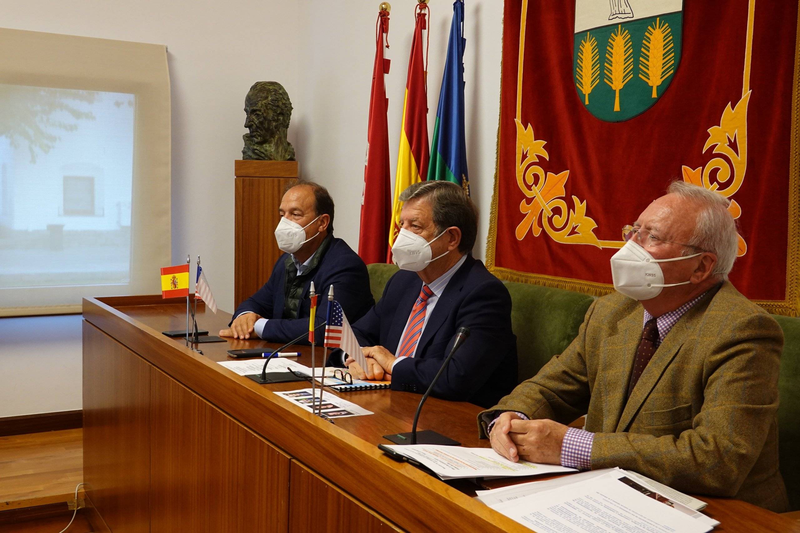 El alcalde, Luis Partida, junto al teniente de alcalde, Enrique Serrano, y el concejal de Hermanamientos, Manuel Ayora.