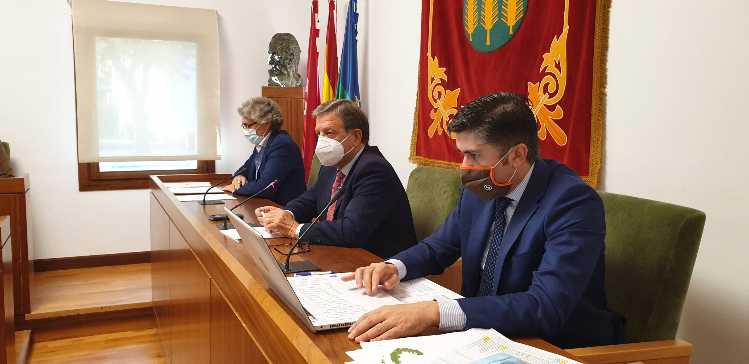 El alcalde junto al secretario y el interventor del Ayuntamiento.