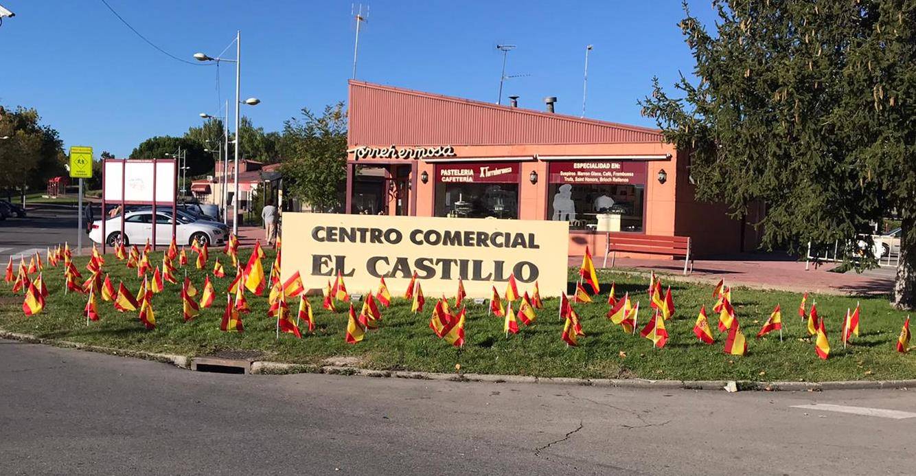 Banderas de España en La Mocha Chica-Villafranca del Castillo..