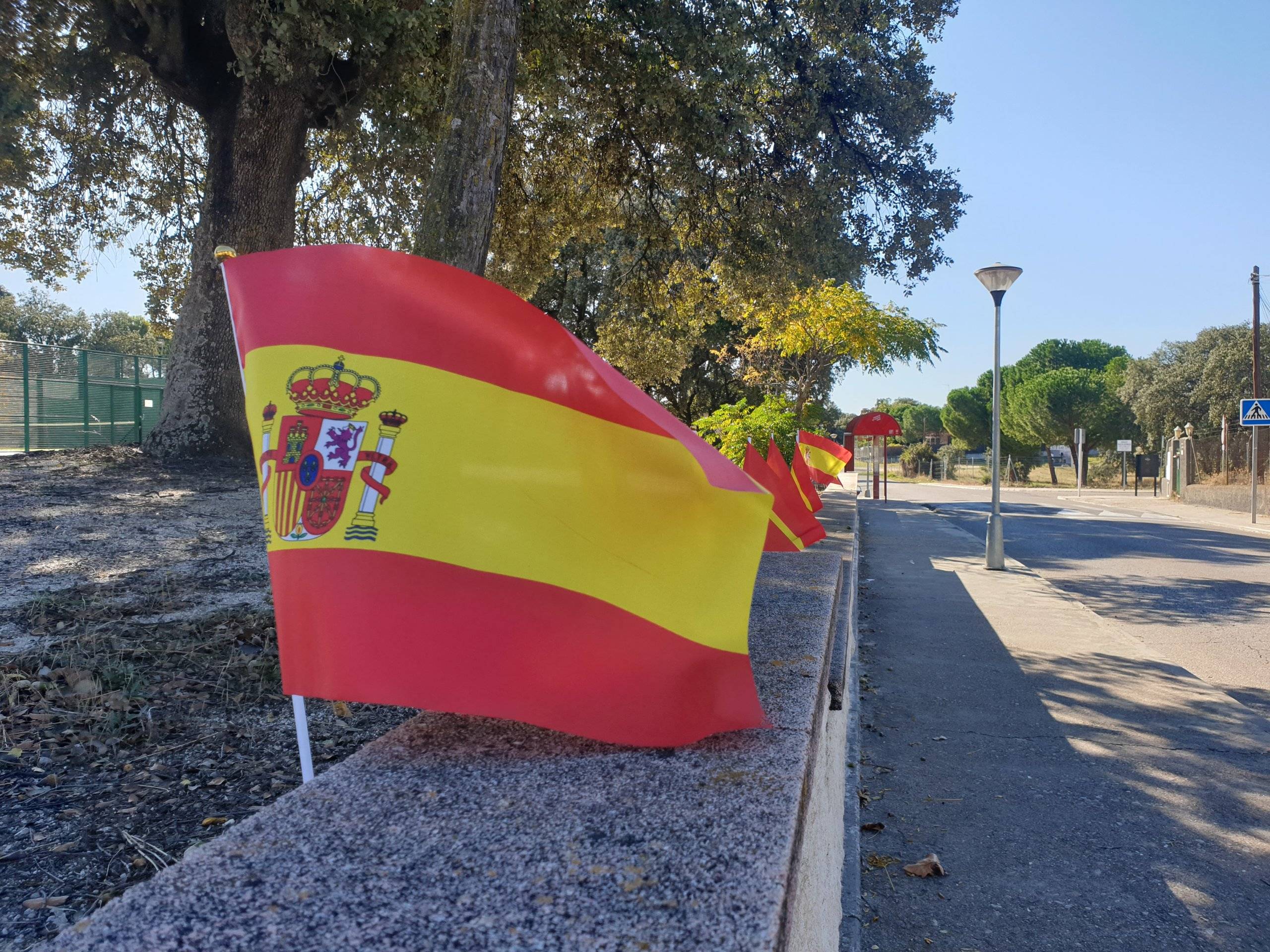 Banderas de España en La Raya del Palancar.