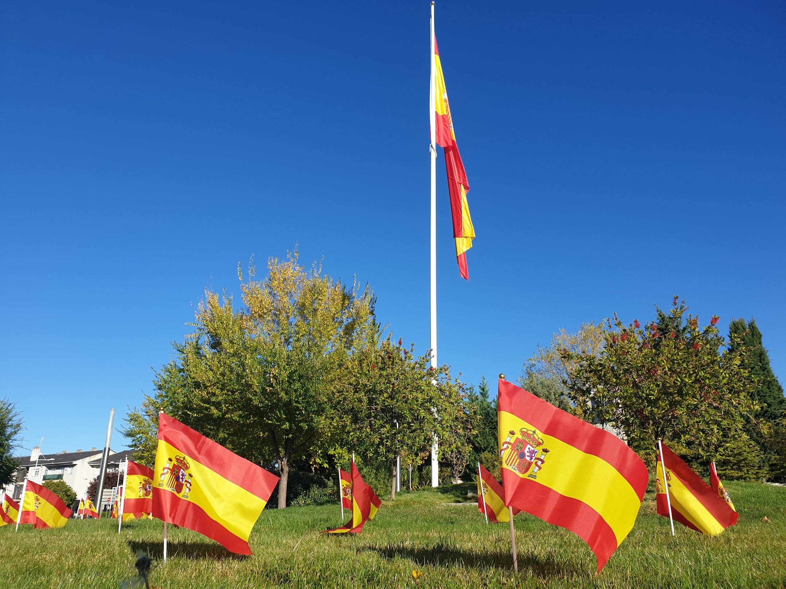 Banderas de España en la Glorieta Víctimas del Terrorismo.