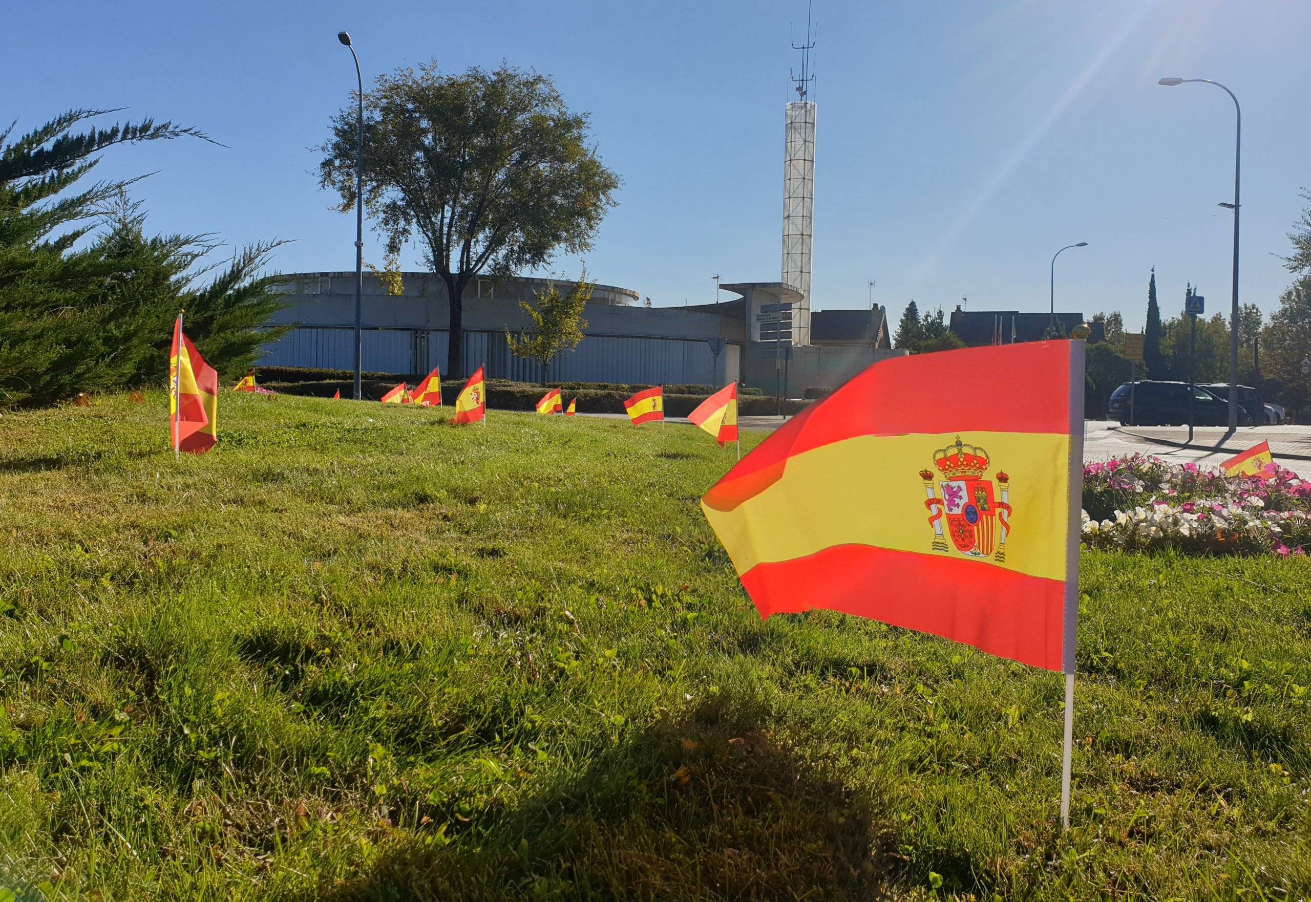Banderas de España en la rotonda de la Avda. de la Dehesa.