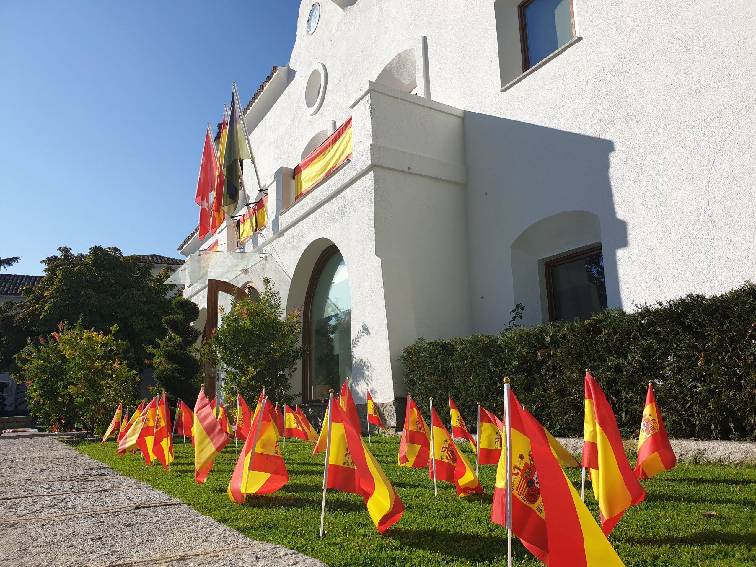 Banderas en la plaza de España.