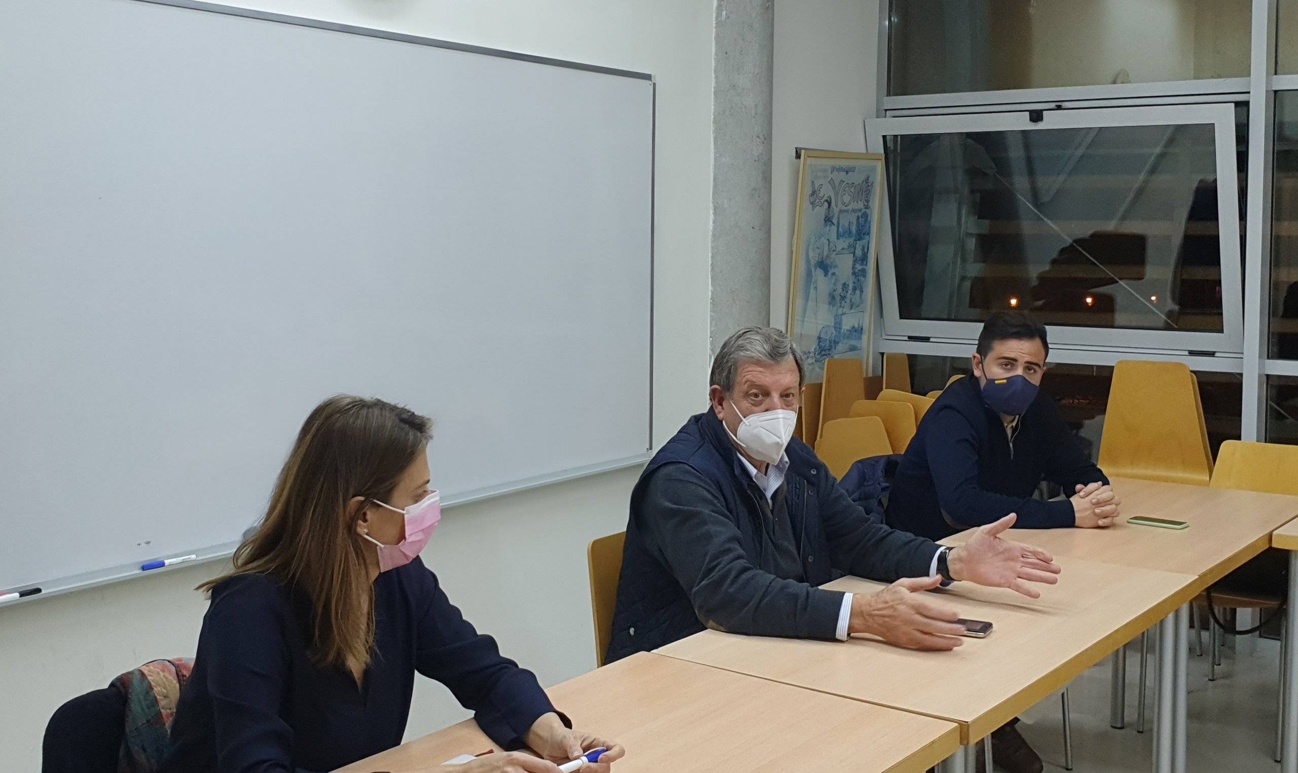 El alcalde, Luis Partida, junto a la concejala de Participación Ciudadana y el concejal de Festejos.