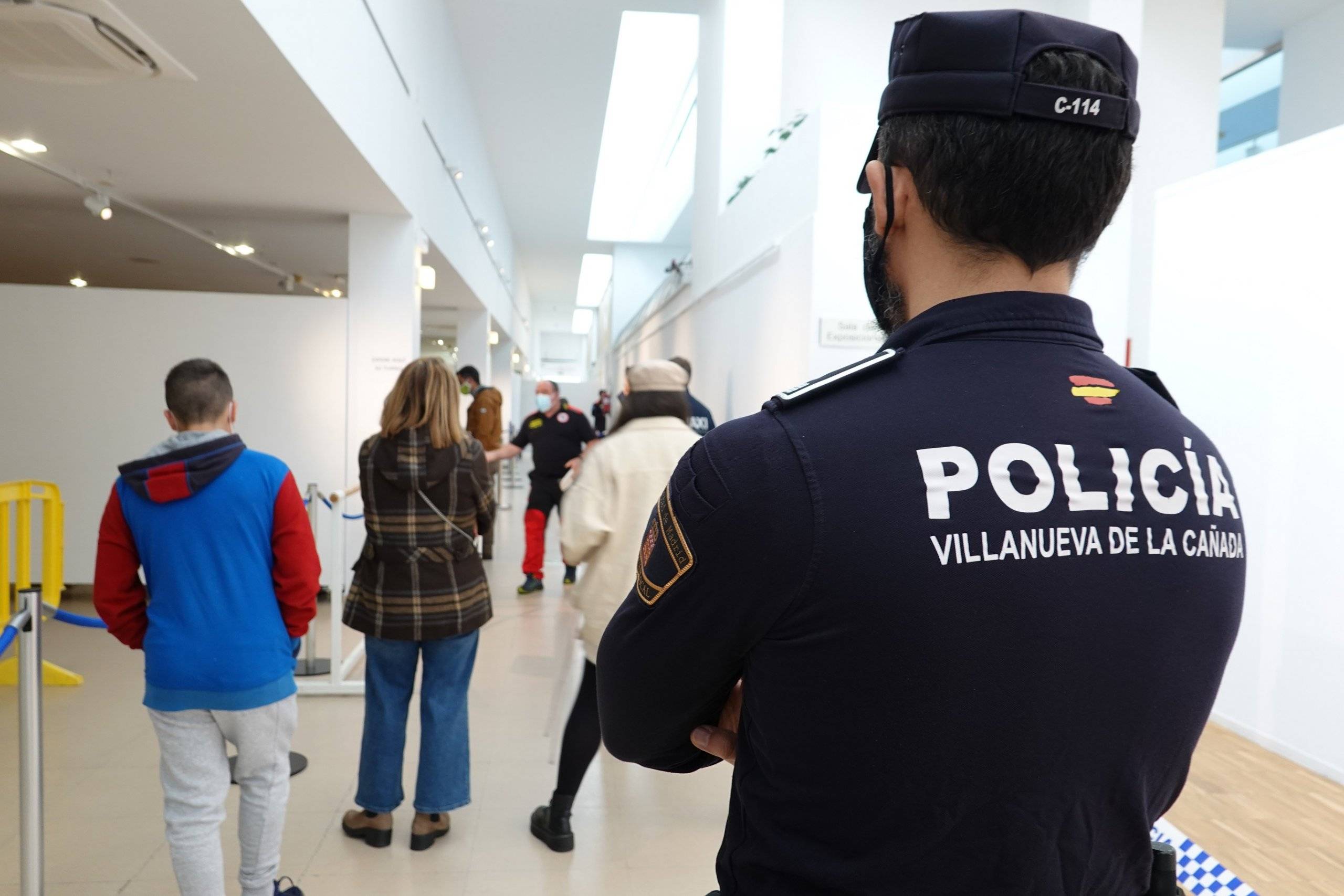 Efectivos de la Policía Local en el Centro Cultural La Despernada.