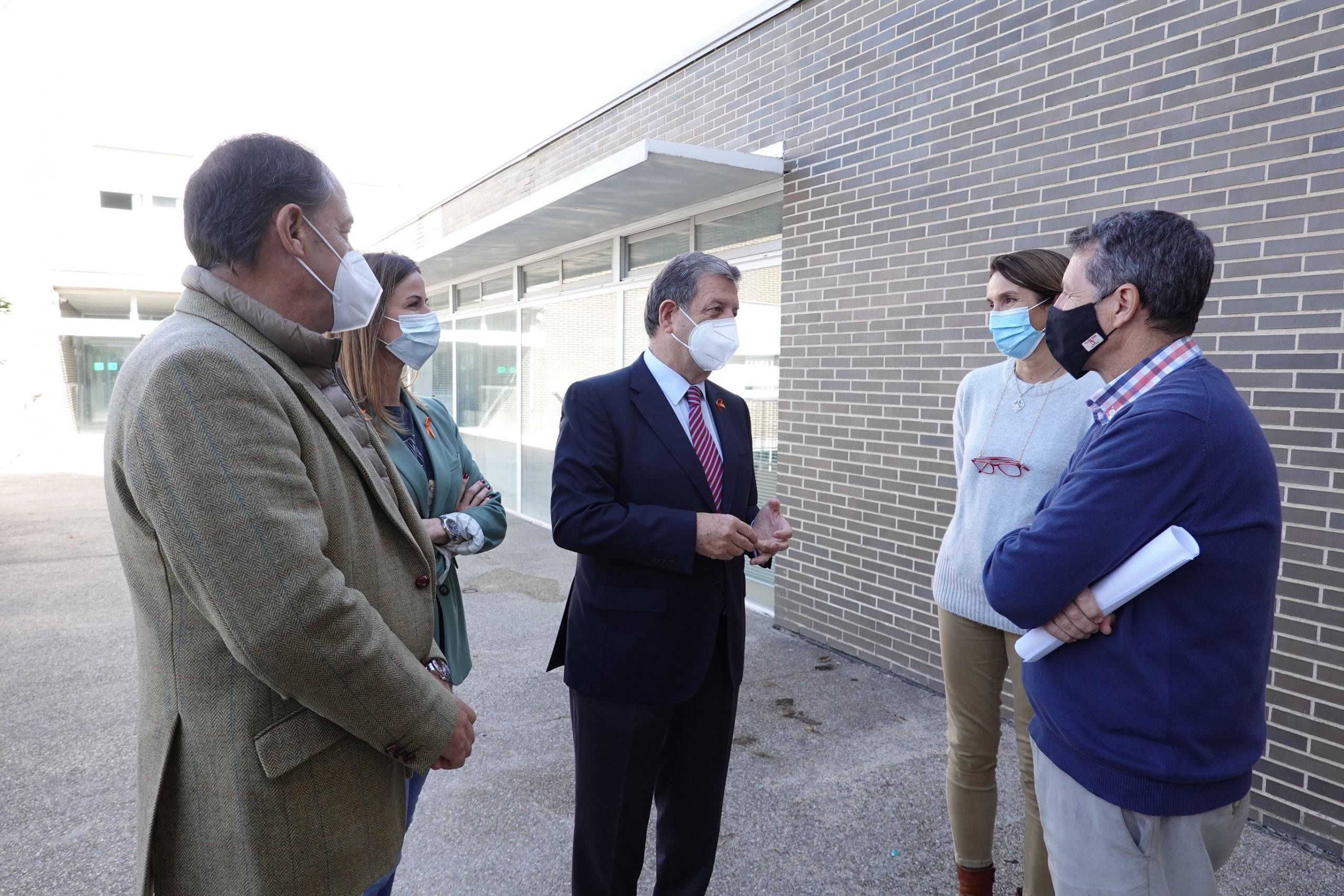 El alcalde, el primer teniente de alcalde y la concejala de Educación junto a personal del colegio Kolbe.