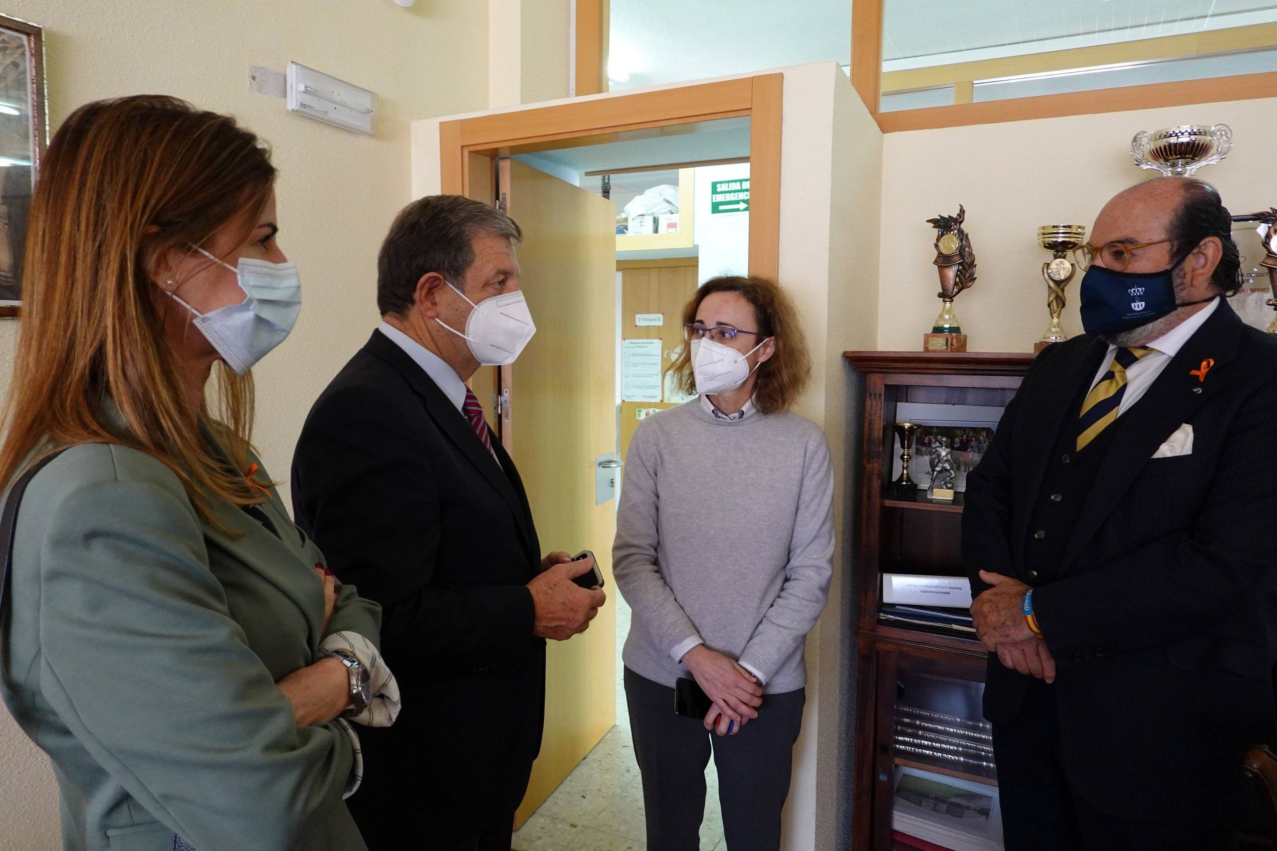 El regidor villanovense y concejales en el colegio Zola.