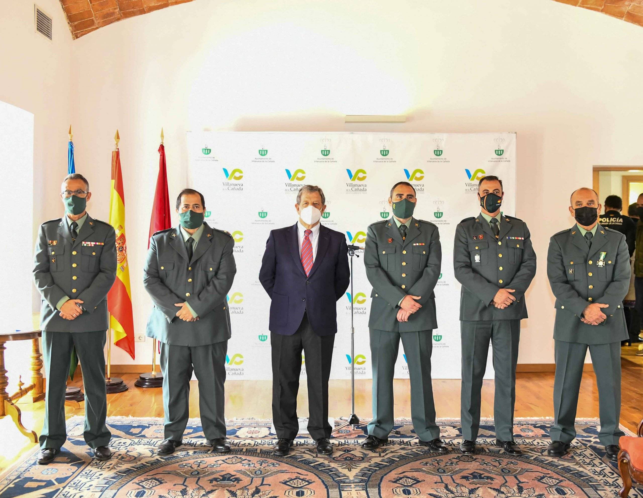 Miembros de la Guardia Civil galardonados junto a autoridades del Cuerpo.