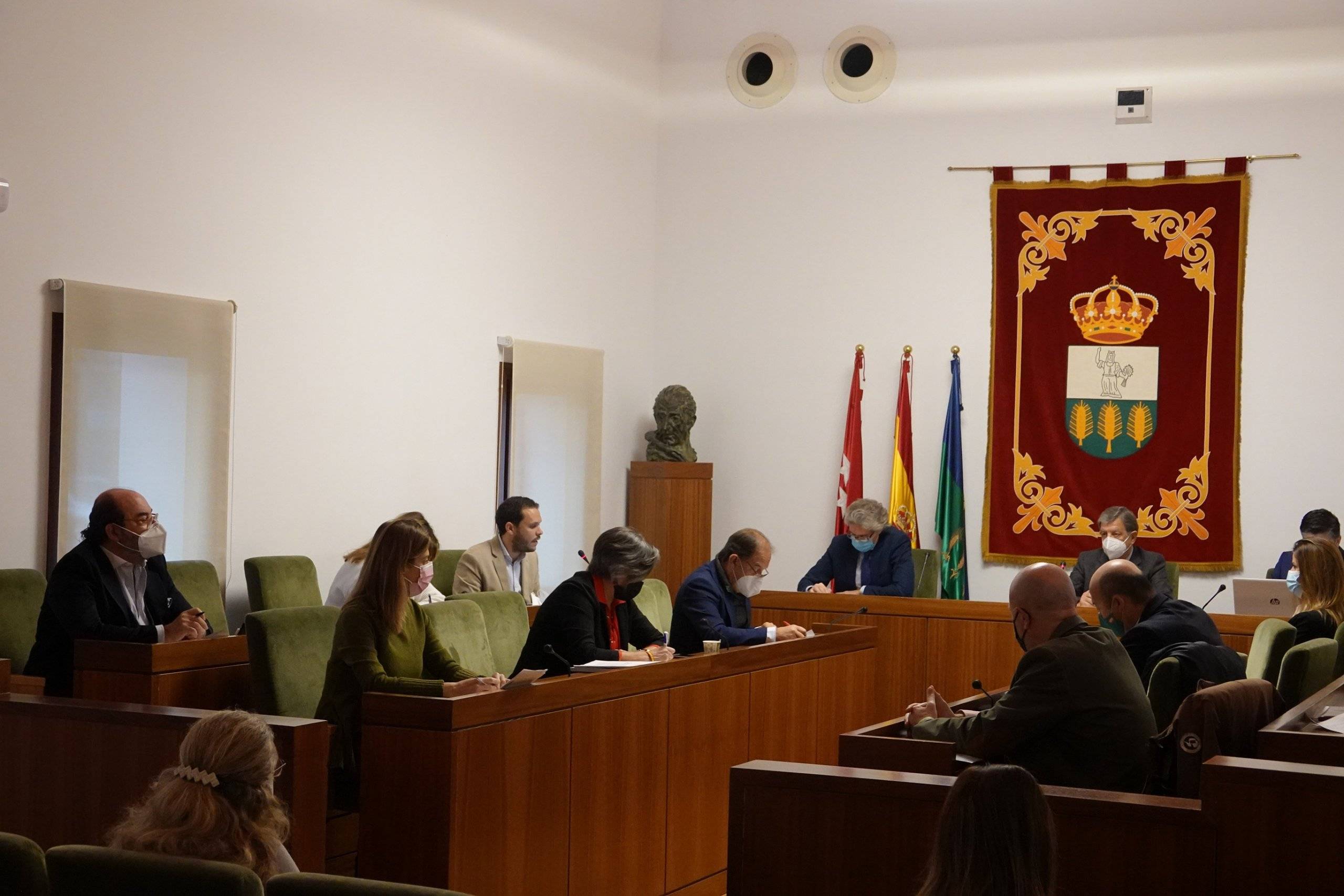 El concejal, José Luis López, exponiendo los presupuestos.