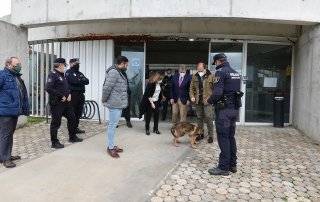 El alcalde, el teniente de alcalde, la concejala de Seguridad y el concejal de Juventud, así como responsables de Policía Local, Guardia Civil y Juzgado de Paz del municipio y de la Unidad Canina de la Policía Local de Móstoles junto a Kenzo.