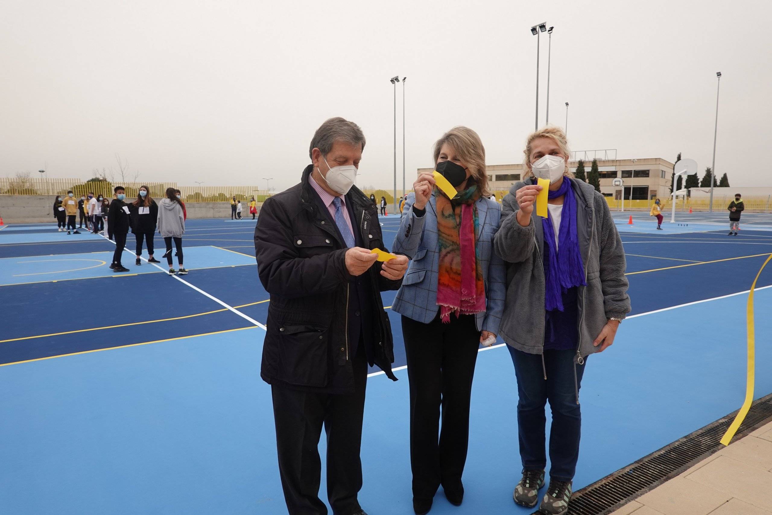 El alcalde, junto a la presidenta de la Fundación Horizontes Abiertos- Padre Garralda y la directora del CEIPSO Padre Garralda.