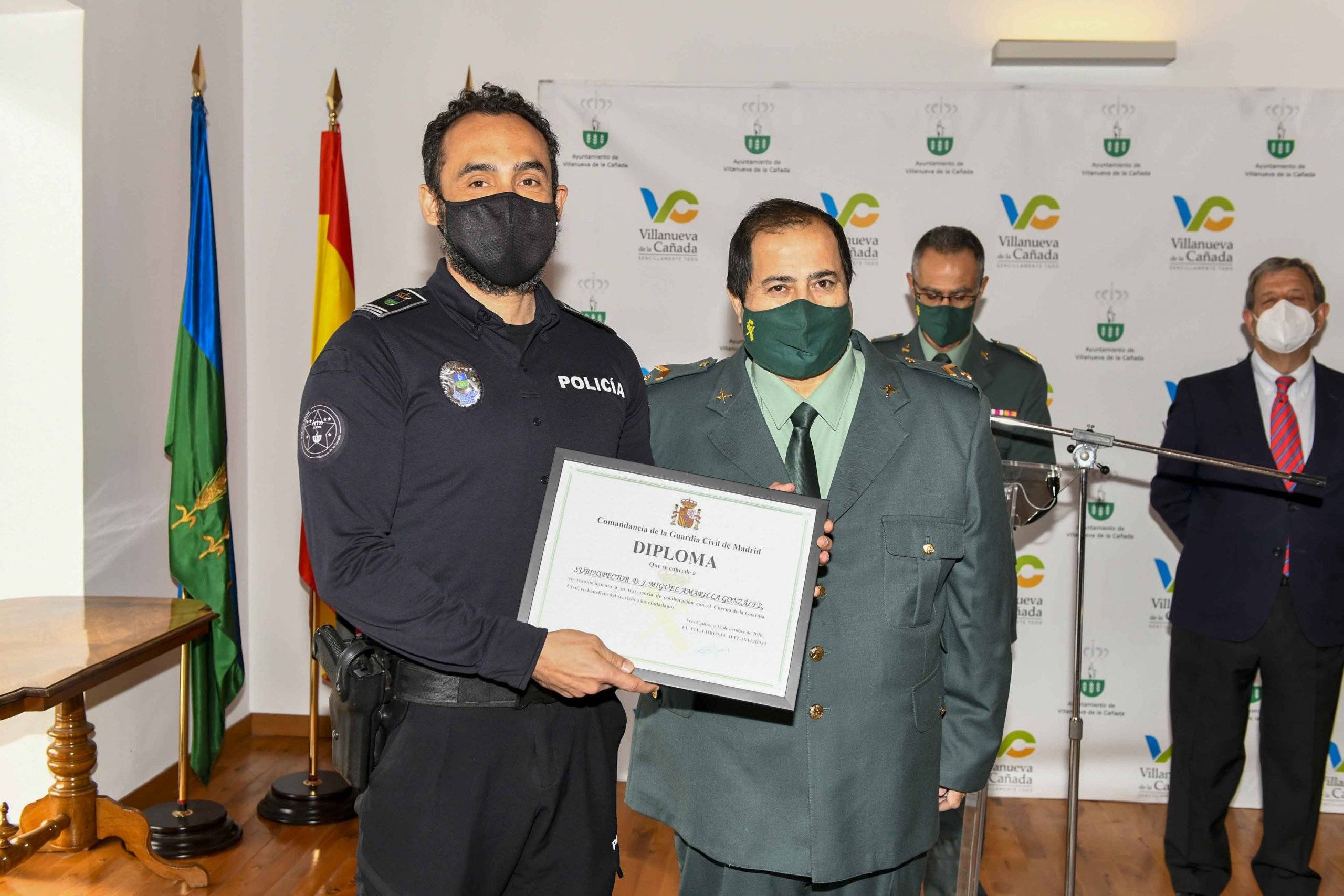 Entrega de diploma al subinspector de la Policía Local.