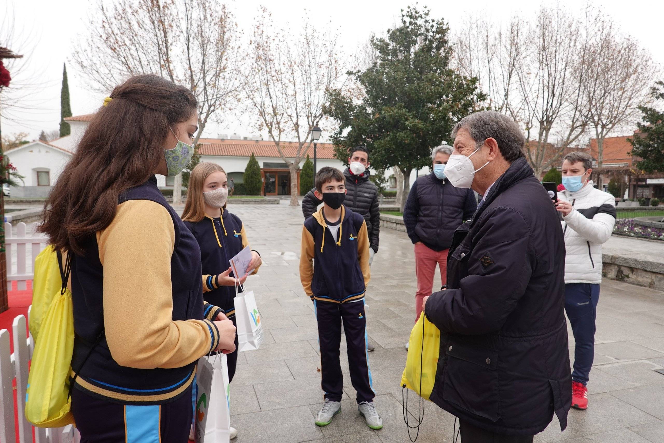 El alcalde, junto a representantes de la Junta de Delegados y docentes del colegio Arcadia.