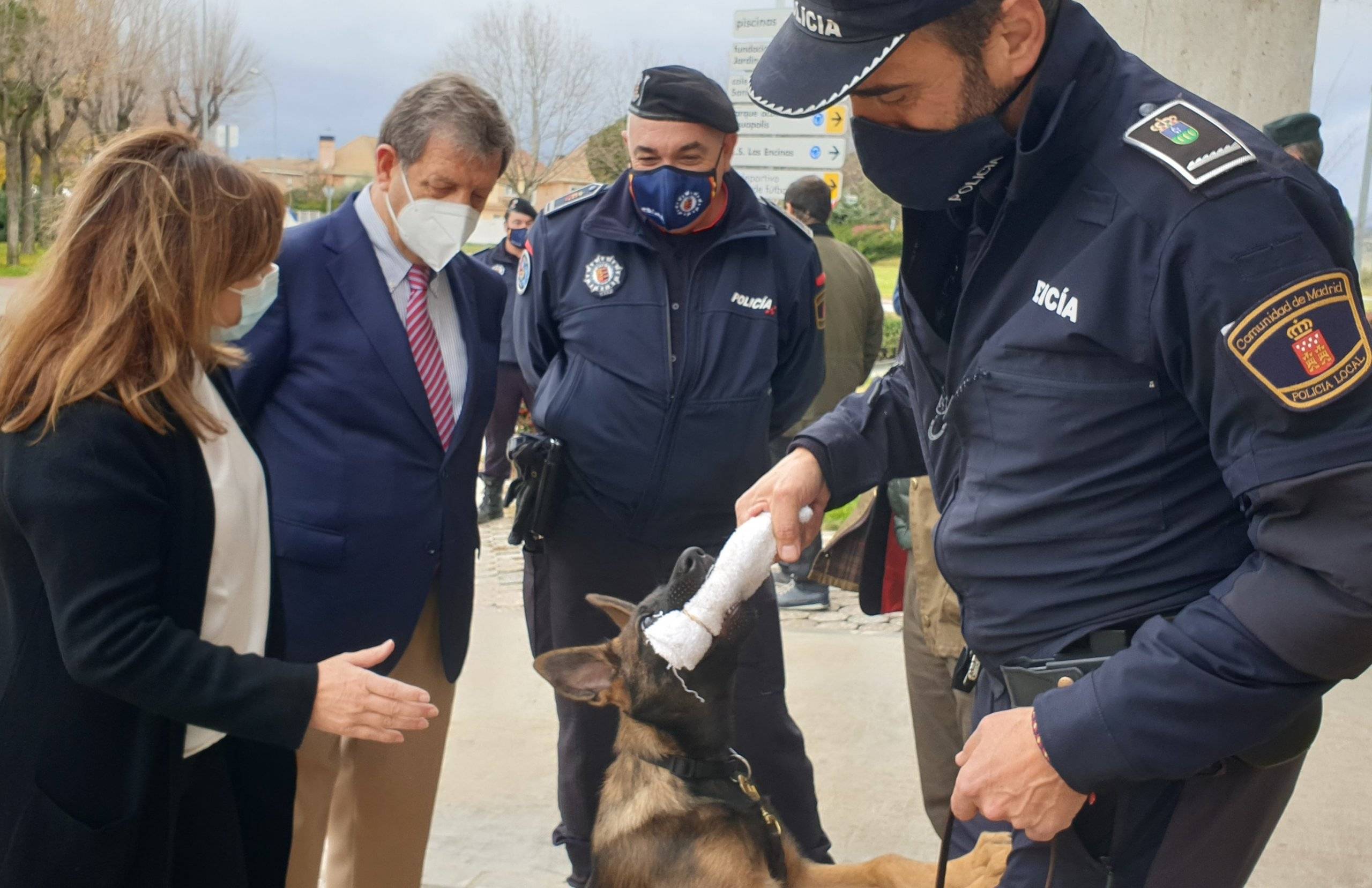 El benjamín de la Policía Local con las autoridades.