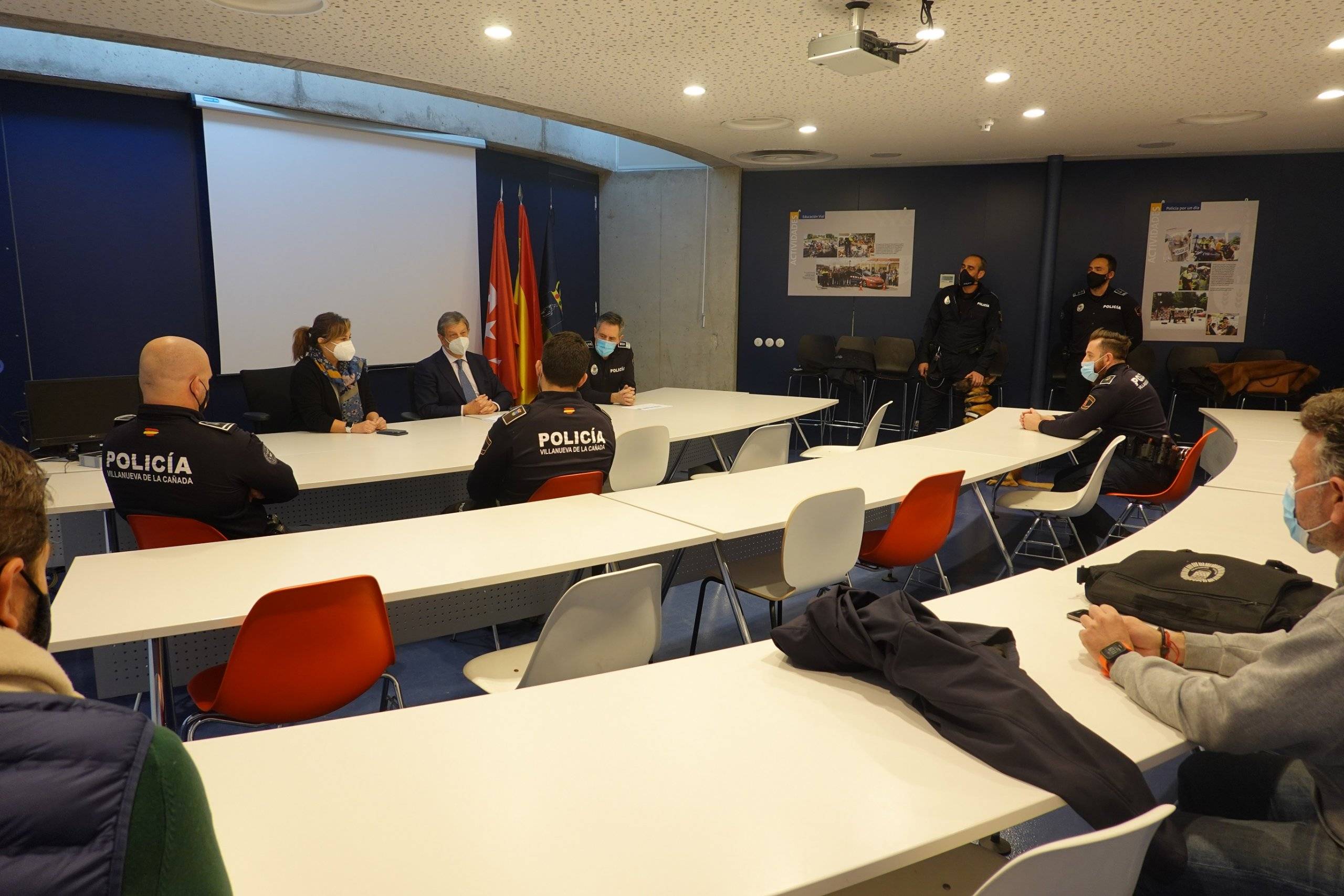 Acto de entrega de cartas de reconocimiento a miembros de Policía Local.