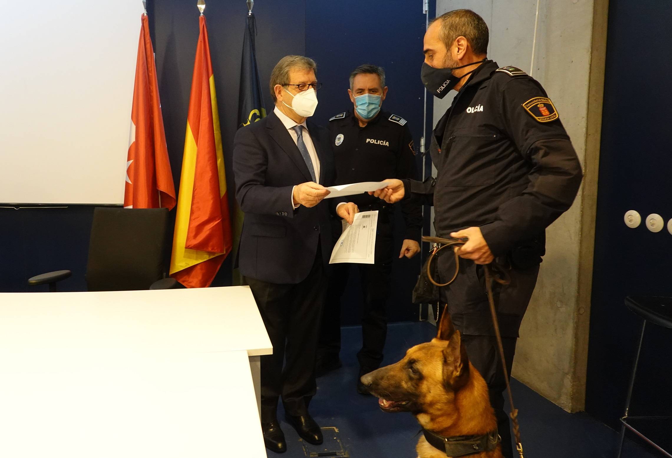 Acto de entrega de cartas de reconocimiento a miembros de Policía Local.