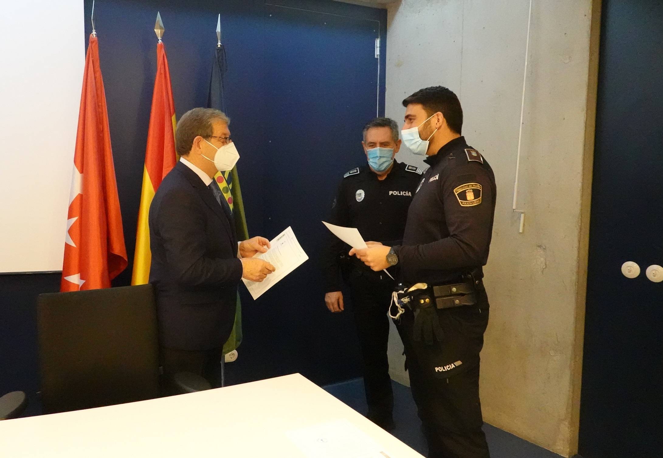 Acto de entrega de cartas de reconocimiento a miembros de Policía Local.