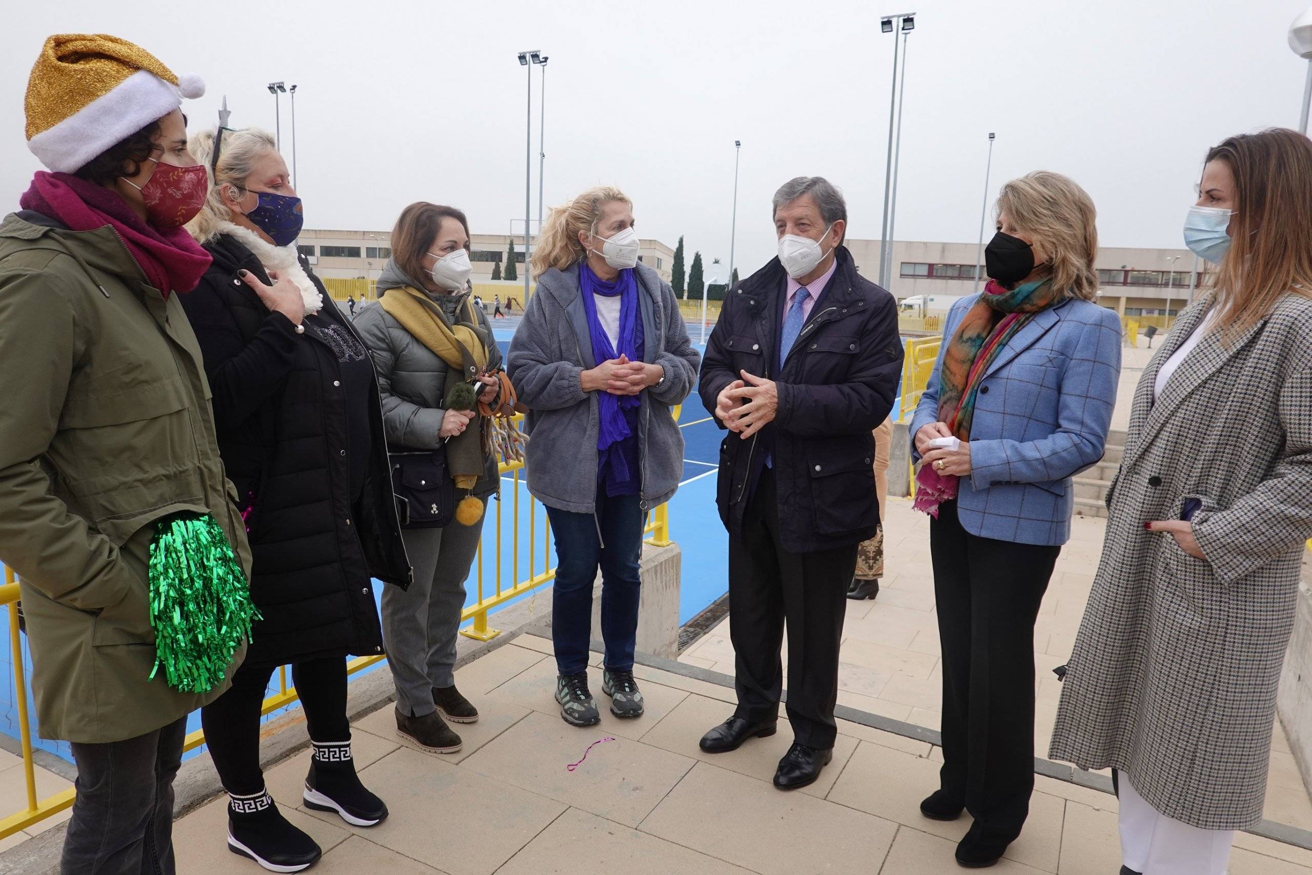 El alcalde y la concejala de Educación, junto a la Pta. de la Fundación Horizontes Abiertos, directora y docentes del CEIPSO Padre Garralda.