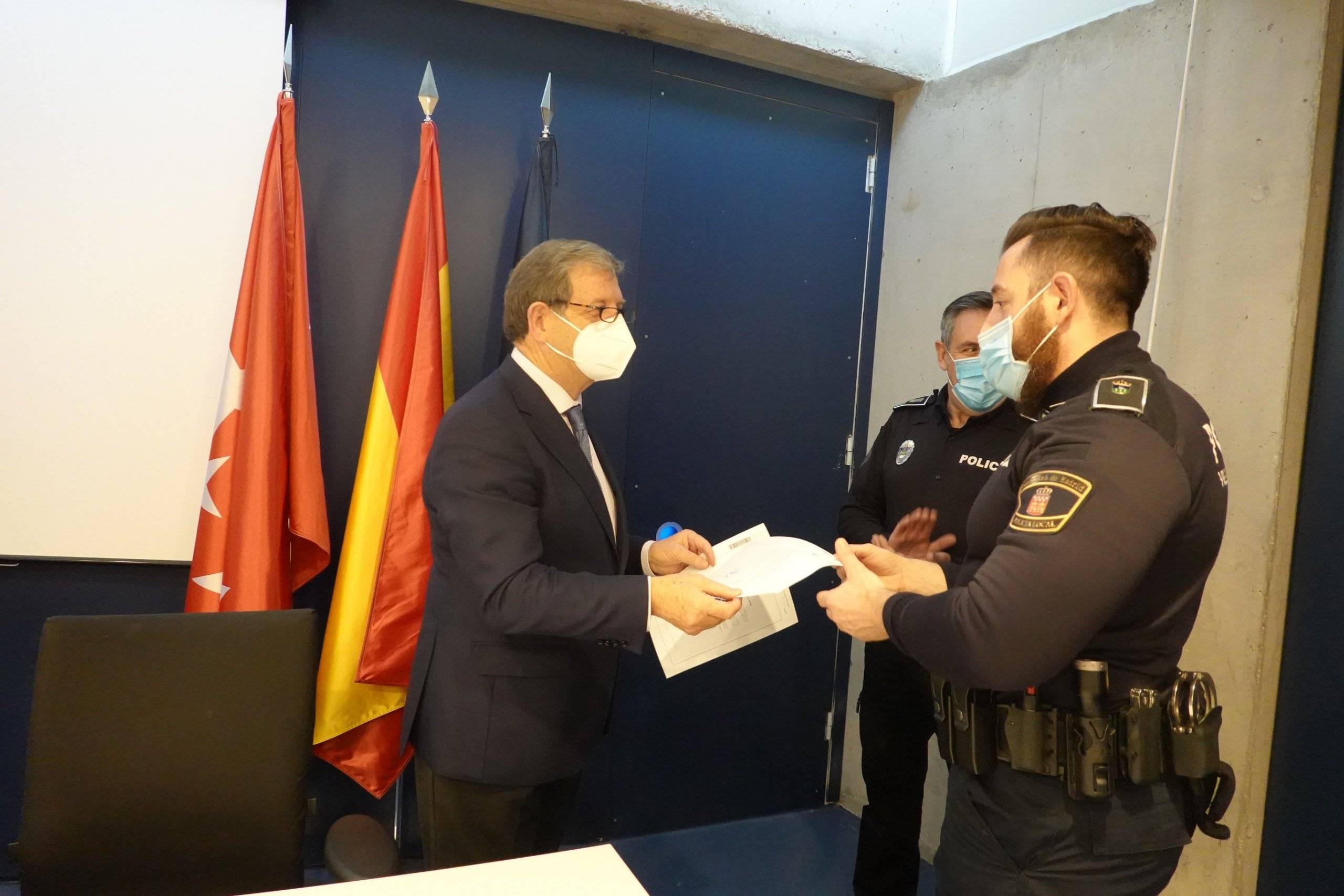 Acto de entrega de cartas de reconocimiento a miembros de Policía Local.