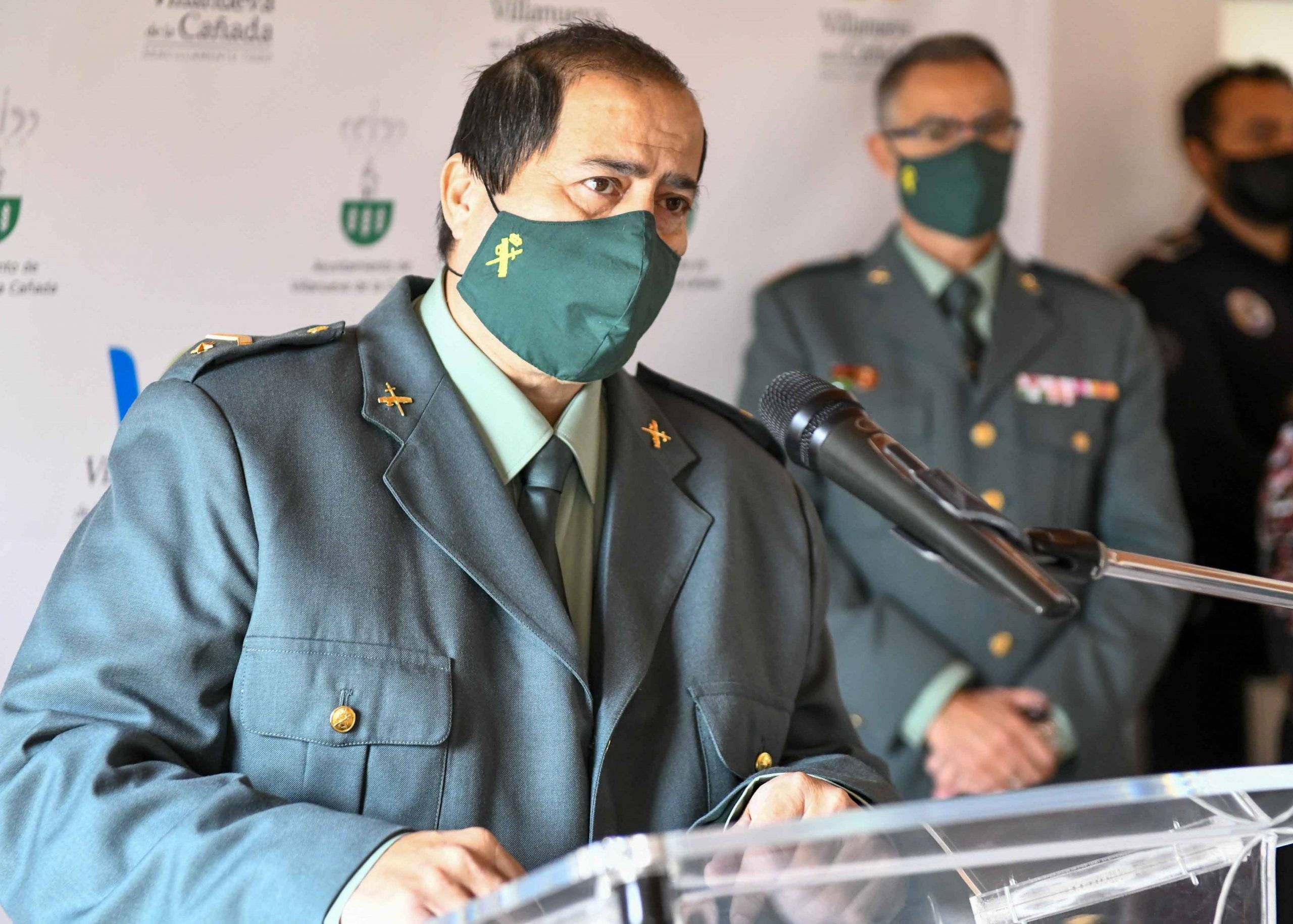 El subteniente de la Guardia Civil de Villanueva de la Cañada durante su intervención.