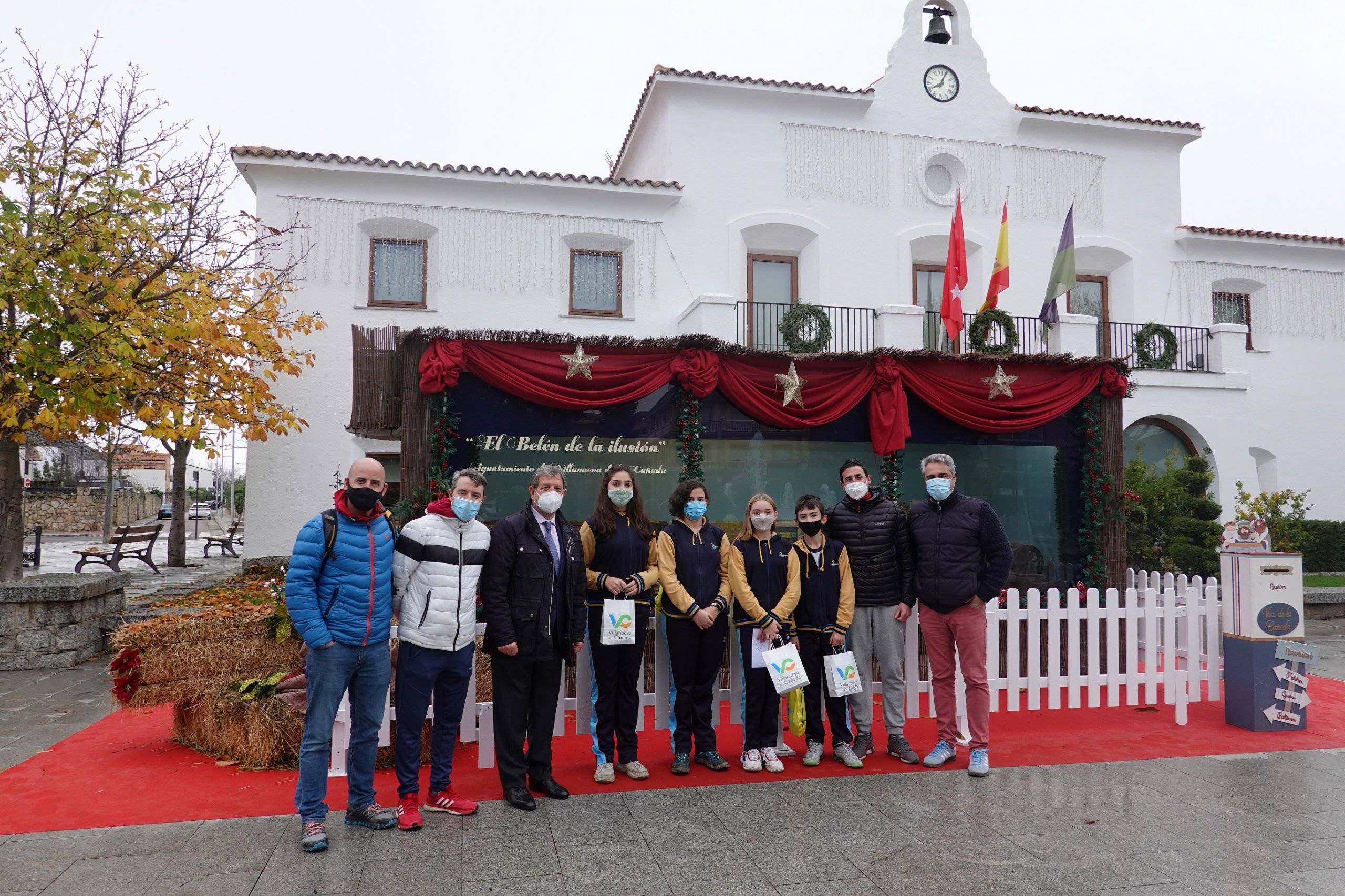 El alcalde junto a representantes de la Junta de Delegados y docentes del colegio Arcadia.