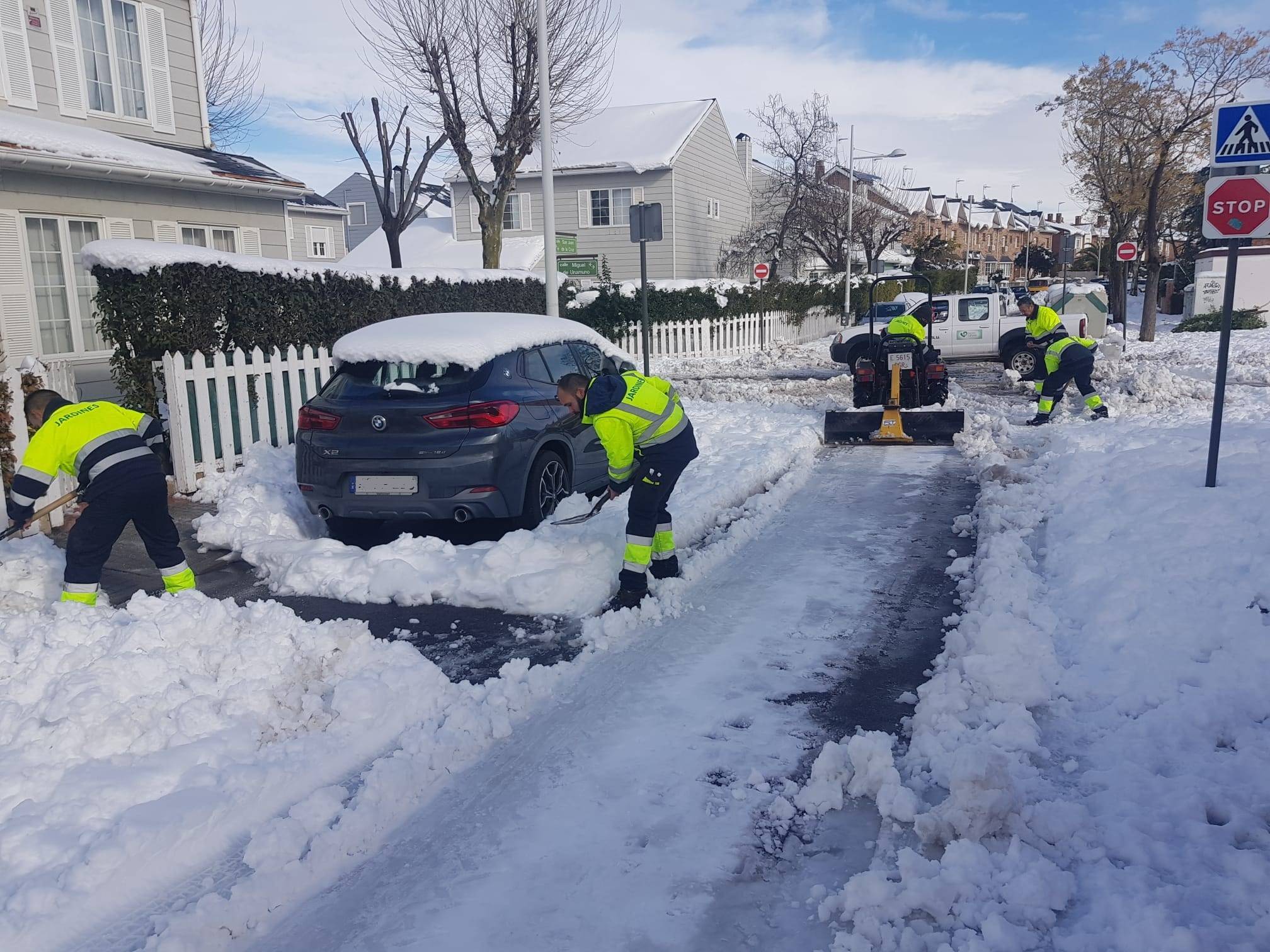 Operarios municipales retirando nieve de las calles.