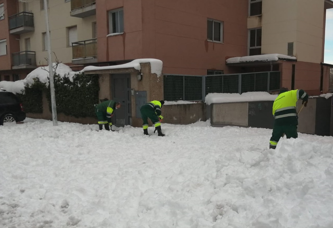 Operarios municipales retirando nieve de las calles.