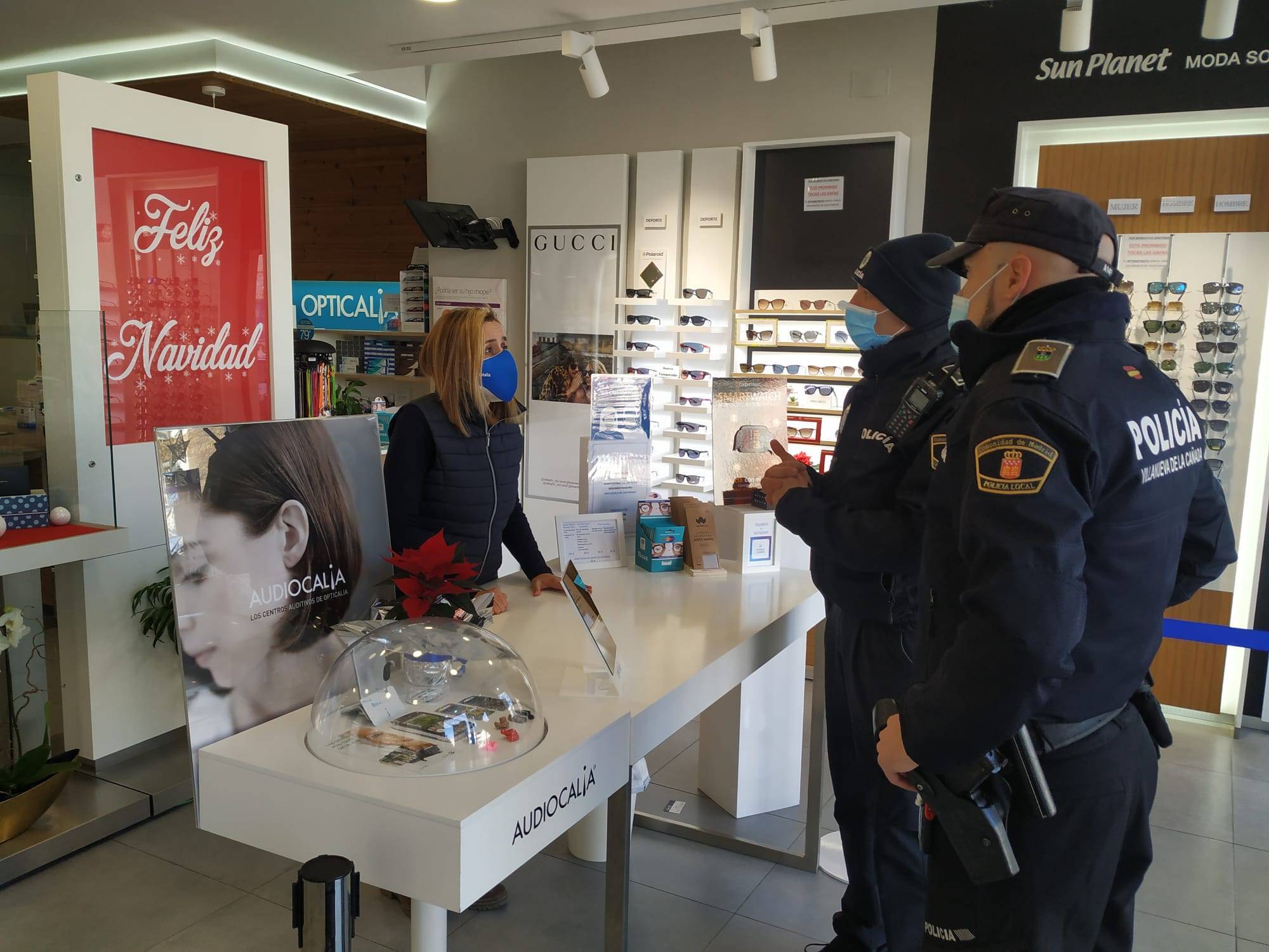 Policías Locales informando en uno de los comercios.