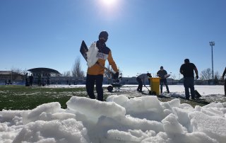 Profesores, alumnos y familias, colaborando en las labores de retirada de nieve.
