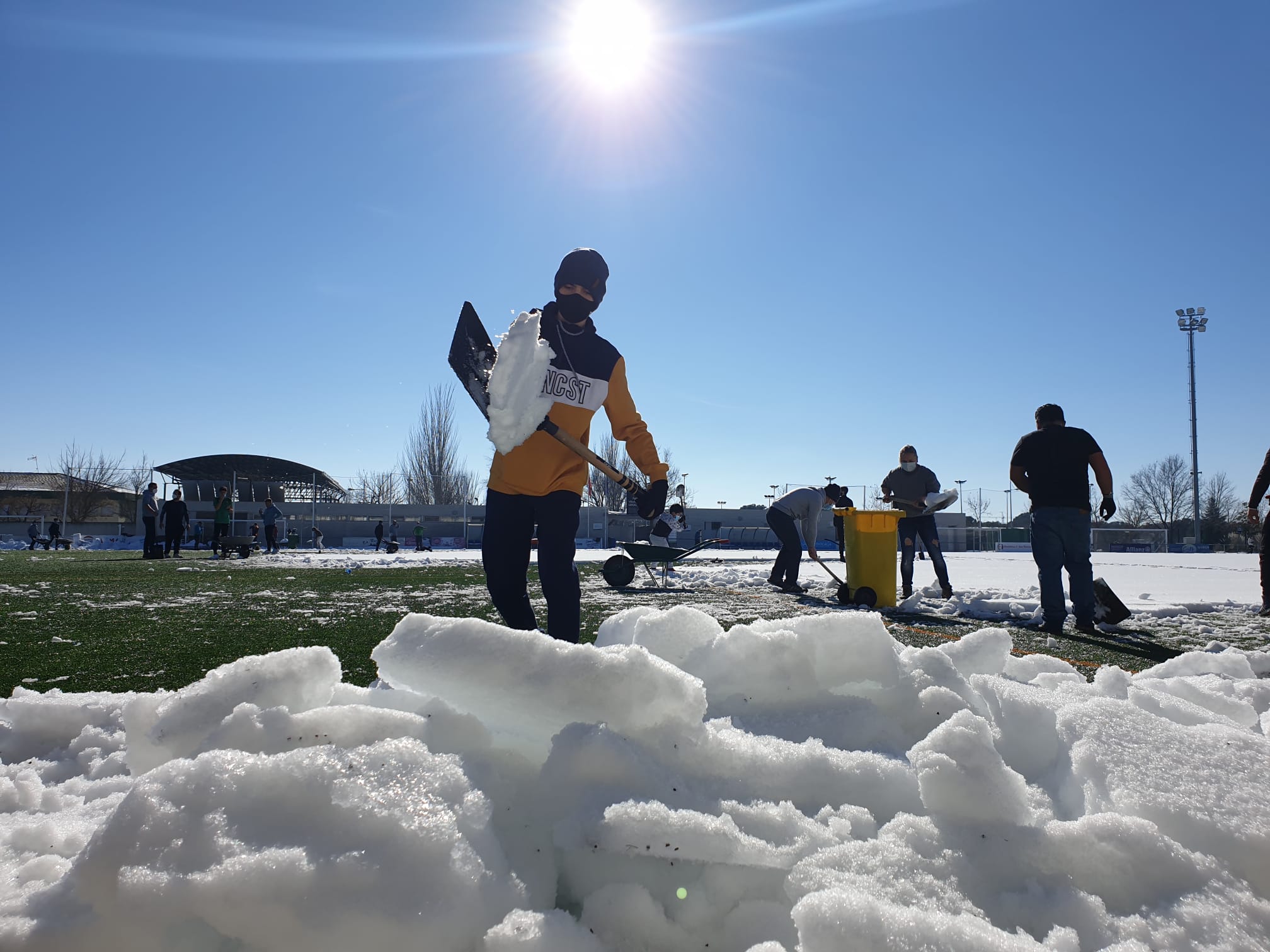 Profesores, alumnos y familias, colaborando en las labores de retirada de nieve.