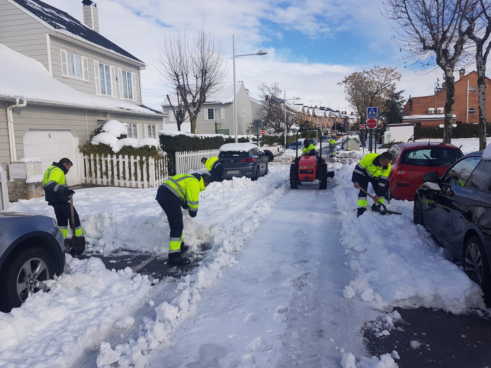 Operarios municipales retirando nieve de las calles.