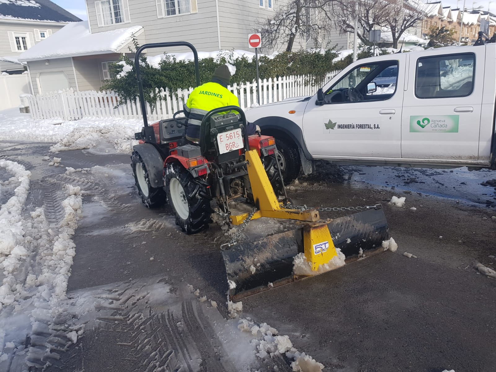 Retirada de nieve en calles del municipio.