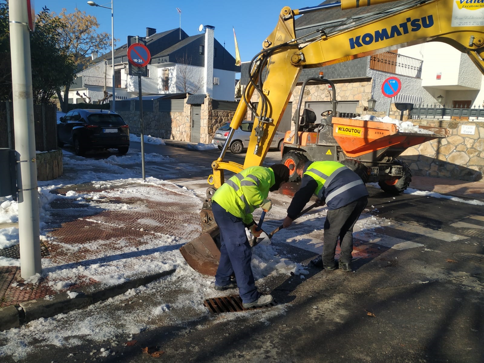 Operarios durante las labores de retirada de nieve.