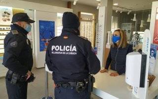 Policías Locales informando en uno de los comercios.