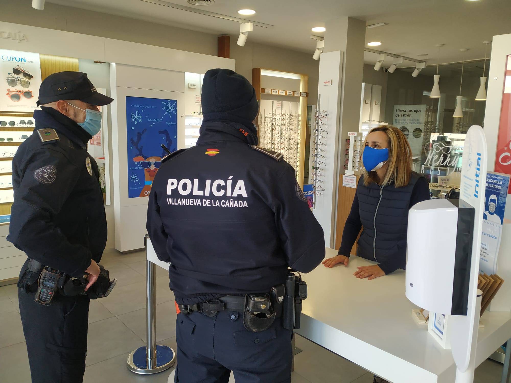 Policías Locales informando en uno de los comercios.