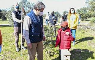 El alcalde, conversando con uno de los niños participantes en el taller.