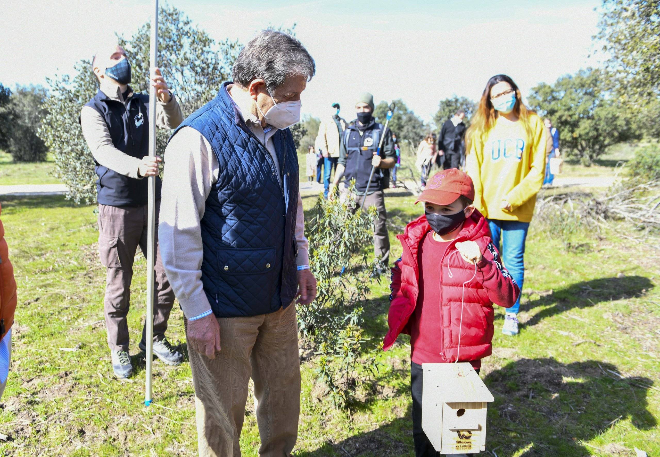 El alcalde, conversando con uno de los niños participantes en el taller.