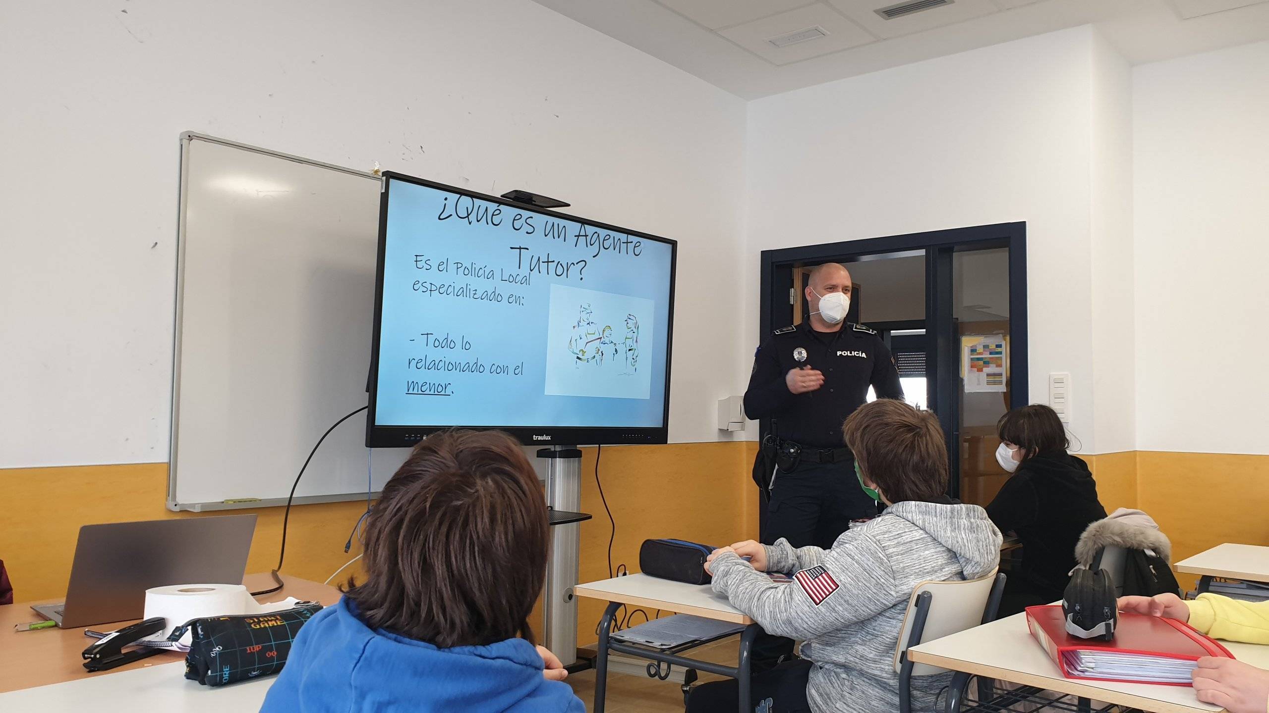 Policía de la Unidad de Agente Tutor impartiendo una charla ante escolares.