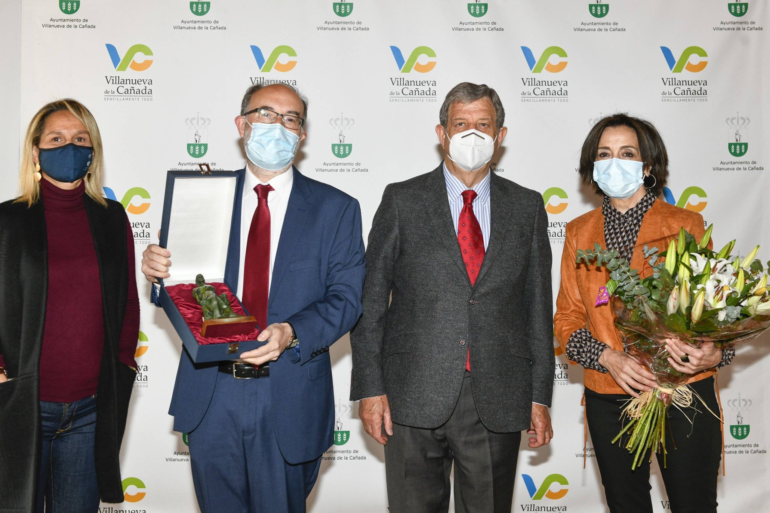 Imagen de los galardonados junto al alcalde y a la concejala de Servicios Sociales.