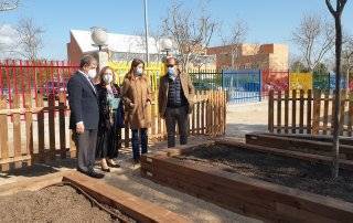 Autoridades locales junto a la directora del centro educativo visitando los huertos escolares.