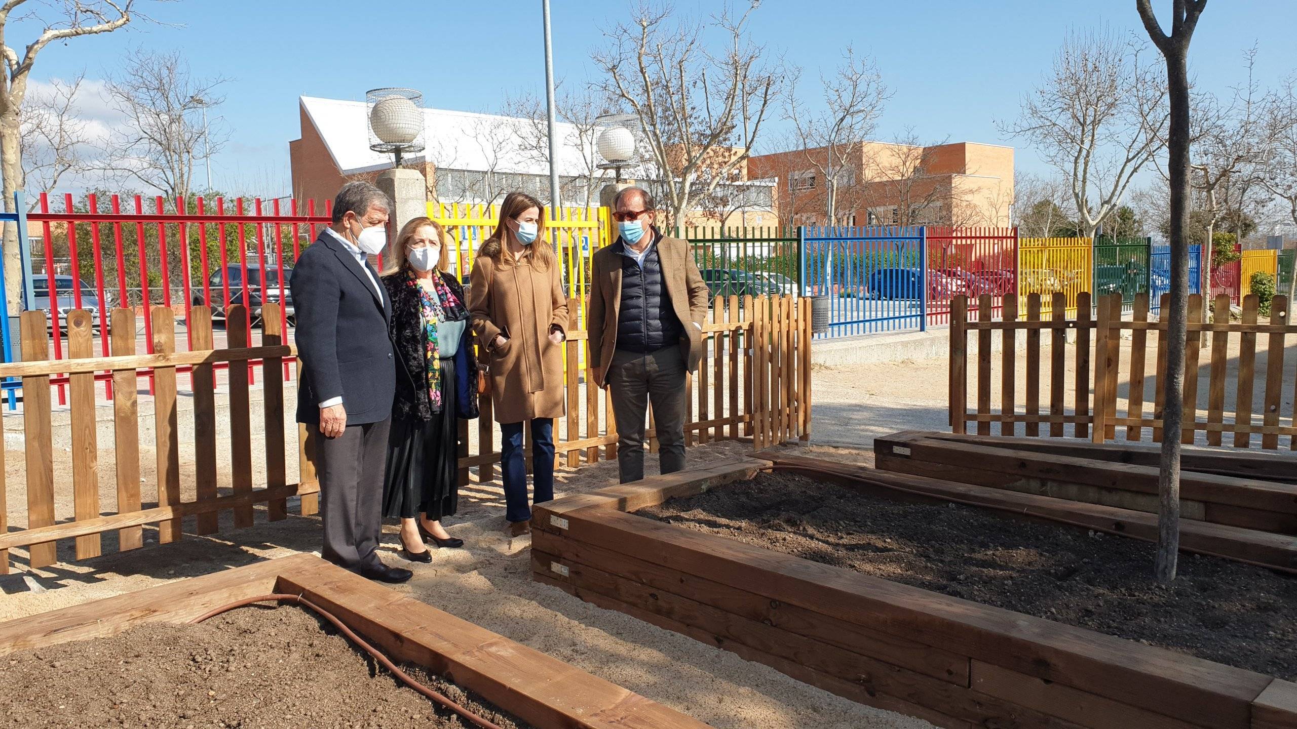 Autoridades locales junto a la directora del centro educativo visitando los huertos escolares.