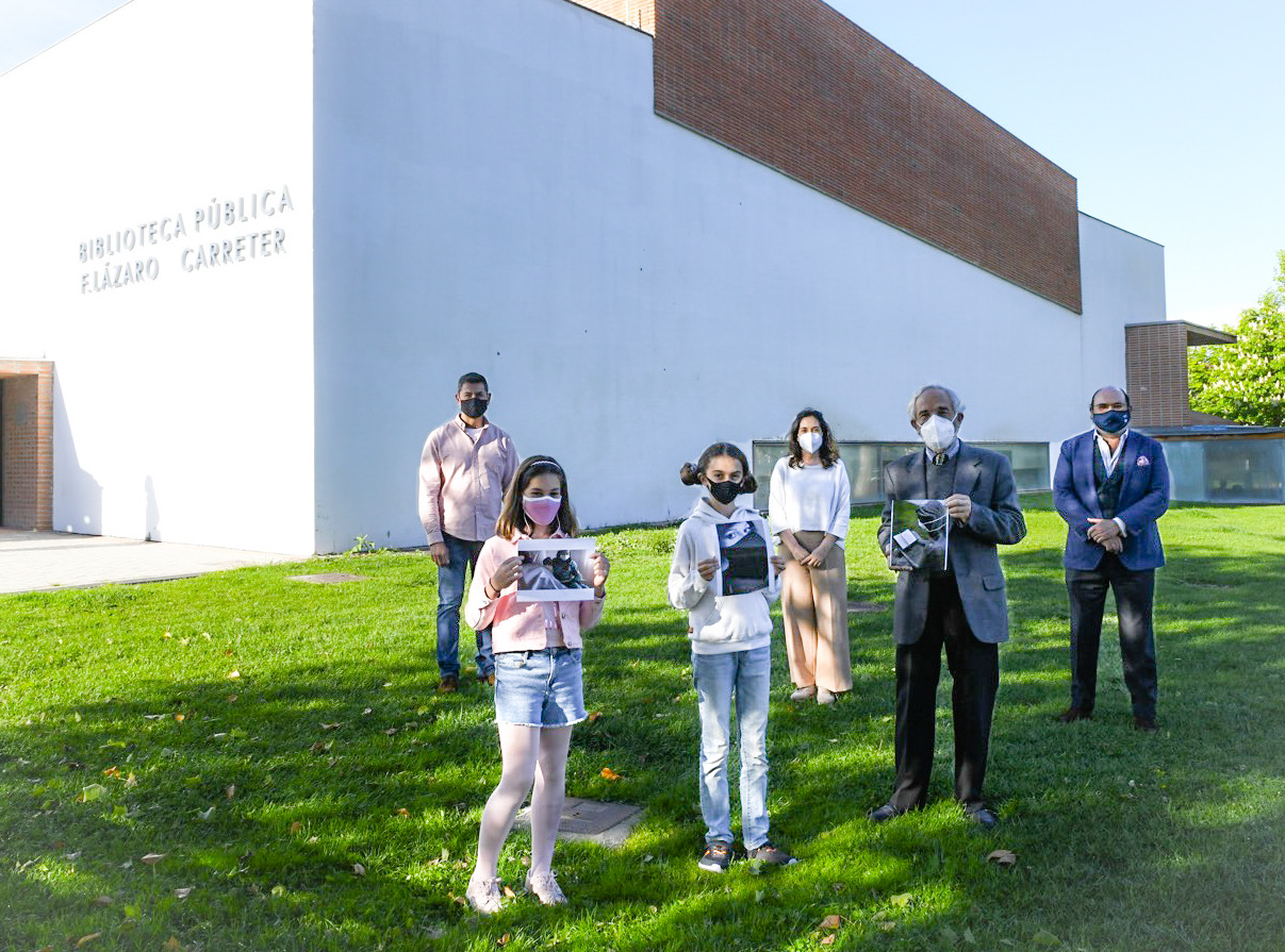 Miembros del jurado junto a los ganadores del concurso.