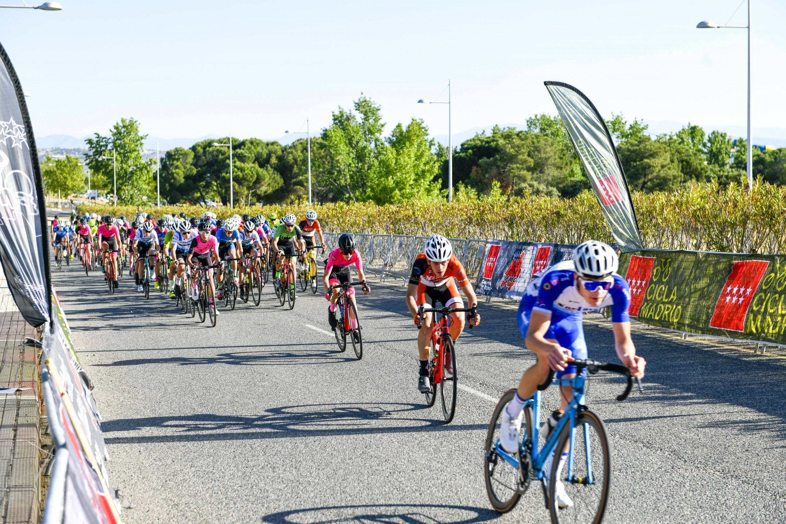 Ciclistas por la avenida de España.