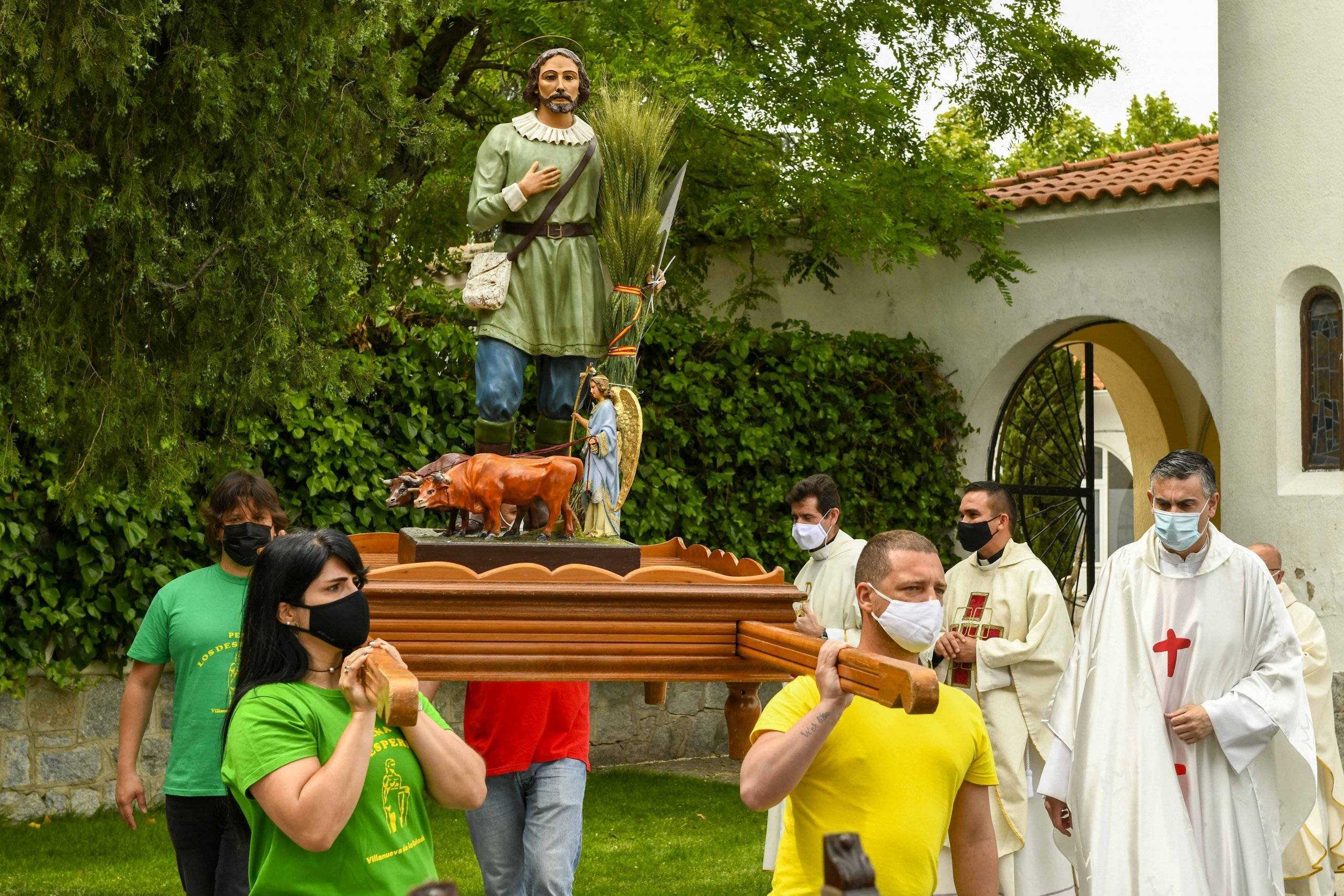 Representantes de las peñas portando la talla del santo.